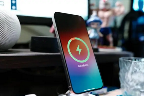 港南苹果15换屏服务分享用什么充电器给iPhone15充电更好 